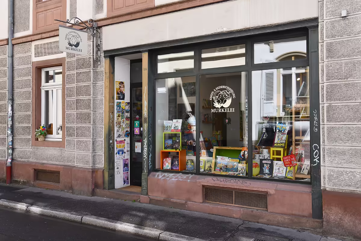 Häuserfront mit Schaufenster und Eingang der Murkelei in der Plöck in Heidelberg